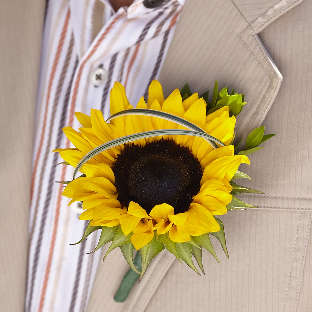 Free Spirit Boutonniere –  Beantown Florist, Everett MA