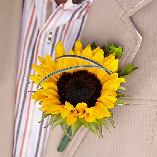Free Spirit Boutonniere –  Beantown Florist, Everett MA
